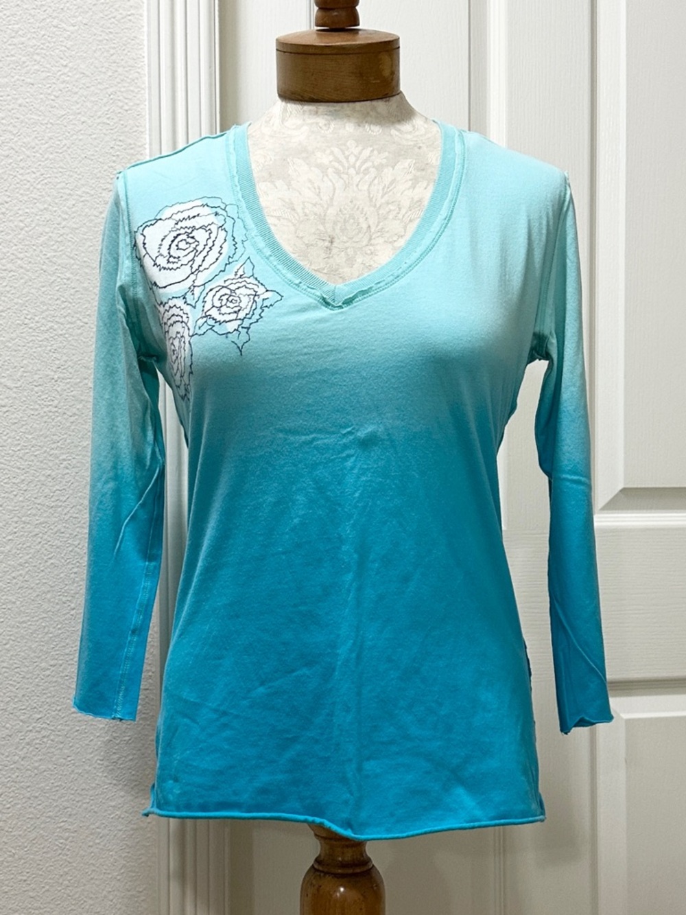 Raw 7 Aqua/Turquoise Ombre V-Neck 3/4 Sleeve Tee with Floral Detail - L